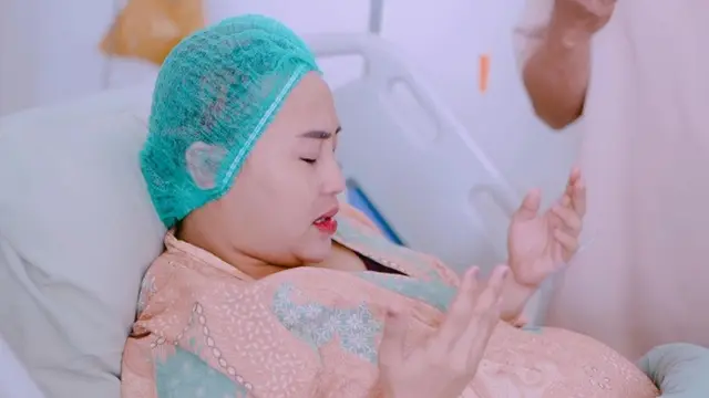 Potret Mpok Alpa saat Melahirkan Anak Kembar