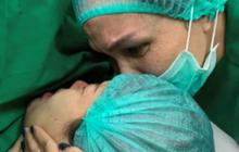 Tak Balas Hujatan, Potret Fitri Salhuteru Unggah Foto Temani Nikita Mirzani saat Persalinan - Akui Cinta Damai
