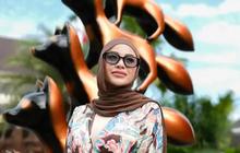 Gaya Terbaru Aurel Hermansyah saat Nongkrong di Kafe Bali, Manis dengan Dress Flowy & Tas Putih