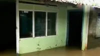 Banjir di permukiman warga sepanjang kali Ciliwung berangsur surut.
