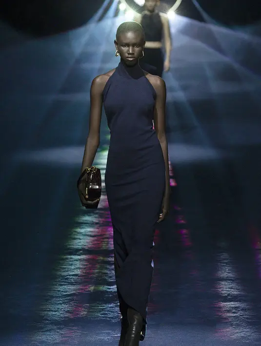 Setiap potongan busana dirancang untuk dipakai dalam berbagai cara. [Foto: Document/FENDI]