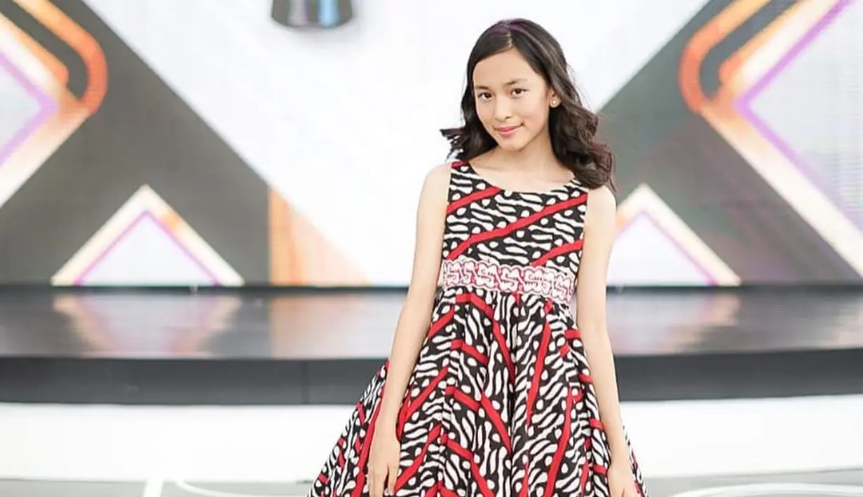 Ini adalah potret menawan Shanna Shannon dalam acara Festival Film Indonesia tahun 2018. Pakai dress batik dengan perpaduan warna hitam putih, Shanna Shannon tunjukkan wujud cinta Tanah Air Indonesia. Senyuman manis yang dipancarkannya membuat dirinya sering disebut mirip dengan artis Chelsea Islan. Bahkan jika disandingkan, Shanna bak kembar dengan bintang film Rudy Habibie itu. (Liputan6.com/IG/@shannashannonsiswanto)