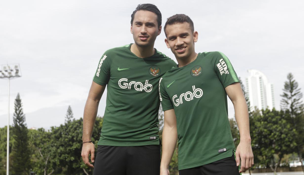 Pemain Timnas Indonesia U-23, Ezra Walian dan Egy Maulana, foto bersama seusai latihan di Lapangan ABC, Jakarta, Kamis (14/3). Latihan ini merupakan persiapan jelang Kualifikasi Piala AFC U-23. (Bola.com/Vitalis Yogi Trisna)