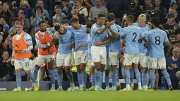 Para pemain Manchester City merayakan gol setelah Joao Cancelo mencetak gol ke gawang Nottingham Forest pada pertandingan lanjutan Liga Inggris di Stadion Etihad di Manchester, Inggris, Kamis (1/9/2022). Haaland mencetak hattrick dan Manchester City menang besar atas Nottingham Forest 6-0. (AP Photo/Dave Thompson)