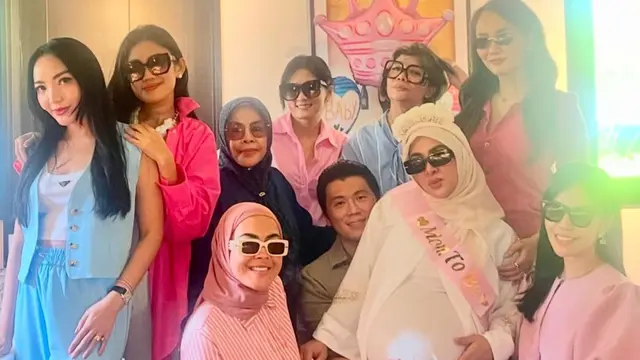 Syahrini saat diberi kejutan baby shower oleh ibu dan adiknya. (Dok: IG @/princessyahrini https://www.instagram.com/princessyahrini/?hl=en)