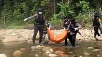 Aparat gabungan TNI Polri kembali menemukan jenazah korban pembantaian KKB Papua di Kali I Distrik Dekai, Kabupaten Yahukimo. (dok Polda Papua)