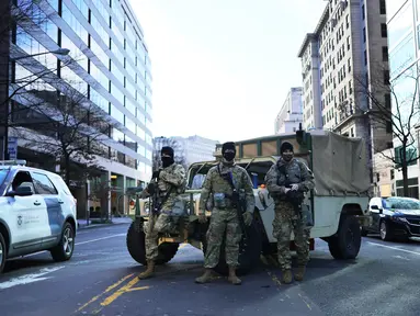 Pasukan Garda Nasional melakukan penjagaan di 15th Street NW di Washington, DC, Senin (18/1/2021). Menurut laporan, 25.000 tentara Garda Nasional akan menjaga kota tersebut sebagai persiapan untuk pelantikan Joe Biden sebagai Presiden ke-46 Amerika Serikat. (Michael M. Santiago/Getty Images/AFP)