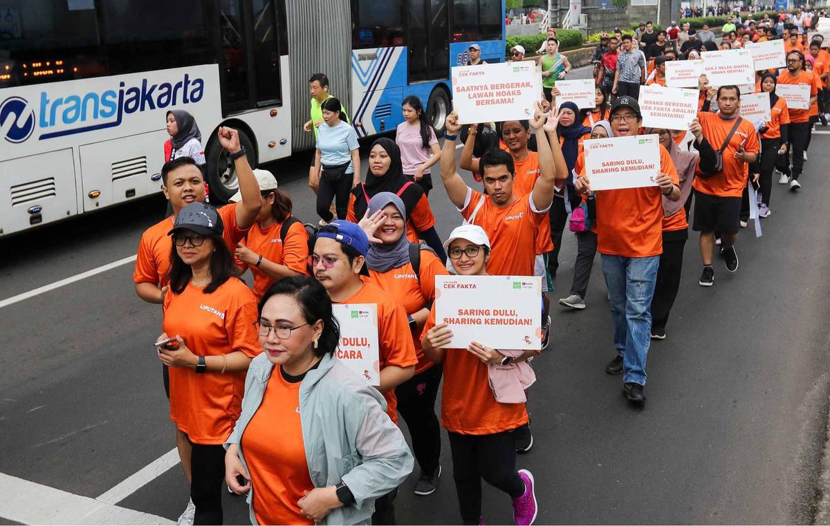 FOTO: Jalan Sehat Berantas Hoaks