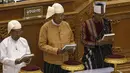 (Ki-ka) Wakil Presiden pertama, Myint Swe, Presiden Myanmar baru, Htin Kyaw dan Wakil Presiden kedua, Henry Van Thio saat acara pelantikan mereka di Gedung Parlemen, Naypyidaw, Rabu (30/3). (REUTERS/Soe Zeya Tun)