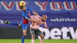 Bek Crystal Palace, James Tomkins (kiri) memenangi duel udara dengan striker Sheffield United, David McGoldrick dalam laga lanjutan Liga Inggris 2020/21 pekan ke-17 di Selhurst Park, Sabtu (2/1/2021). Crystal Palace menang 2-0 atas Sheffield United. (AFP/John Walton/Pool)