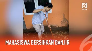 Mahasiswa Universitas Negeri Makassar turut membantu membersihkan rumah korban banjir di Gowa, Sulawesi Selatan.