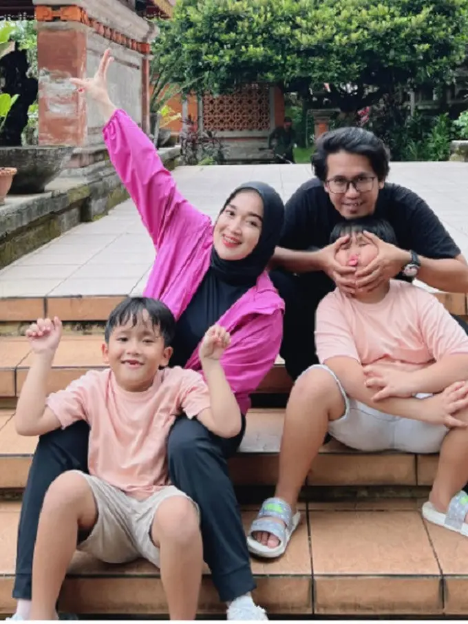 Potret Ririe Fairus dan Ayus Sabyan bersama kedua anaknya. (Foto: Instagram/ririe_fairus)