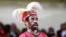 Persipuramania mengenakan aksesoris burung cenderawasih saat mendukung timnya pada pembukaan Torabika Soccer Championship 2016 di Stadion Mandala, Jayapura, Papua, Jumat (29/4/2016). (Bola.com/Nicklas Hanoatubun)