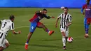 Penyerang Barcelona, Memphis Depay (kedua kiri) melakukan tendangan ke gawang Juventus pada pertandingan Joan Gamper Trophy di Estadi Johan Cruyff, Minggu (8/8/2021). Barcelona berhasil menjuarai Trofi Joan Gamper 2021 usai menggilas Juventus dengan skor 3-0. (AP/Joan Monfort)