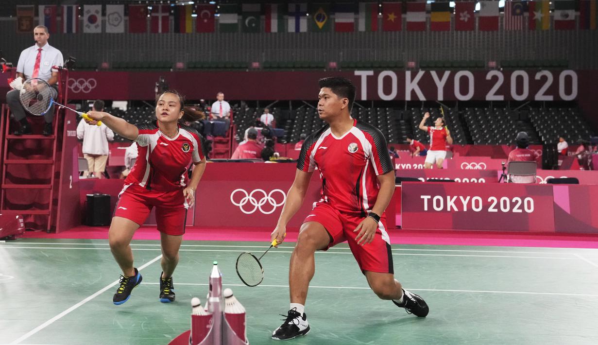 Ganda campuran Indonesia Praveen Jordan dan Melati Daeva Oktavianti saat melawan Simon Leung dan Gronya Somerville (Australia) pada Grup C bulu tangkis Olimpiade Tokyo 2020 di Musashino Forest Sports Plaza, Sabtu (24/7/2021). Praveen / Melati menang 20-22, 21-17 dan 21-13. (AP/Markus Schreiber)