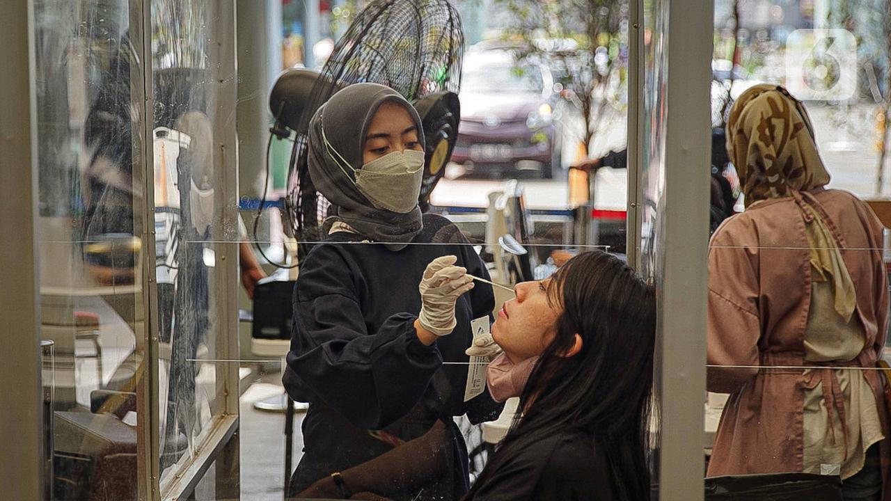 FOTO: Stasiun Pasar Senen Sediakan Tes PCR Untuk Calon Penumpang KA Jarak Jauh