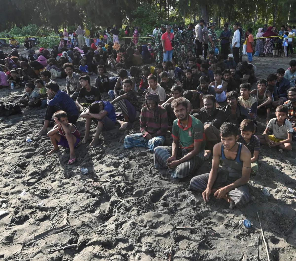 Perahu-perahu kayu yang membawa sekitar 400 etnis Rohingya kembali tiba di provinsi Aceh, Indonesia pada hari Minggu (10/12/2023) Informasi ini telah dikonfirmasi dari ketua komunitas nelayan Aceh.<br>