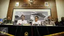 Menkopolhukam Luhut Panjaitan (kedua kiri) menggelar konferensi pers terkait demo supir taksi yang ricuh, Jakarta, Selasa (22/3). Luhut berharap demo ricuh tidak terjadi lagi. (Liputan6.com/Faizal Fanani)