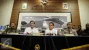 Menkopolhukam Luhut Panjaitan (kedua kiri) menggelar konferensi pers terkait demo supir taksi yang ricuh, Jakarta, Selasa (22/3). Luhut berharap demo ricuh tidak terjadi lagi. (Liputan6.com/Faizal Fanani)