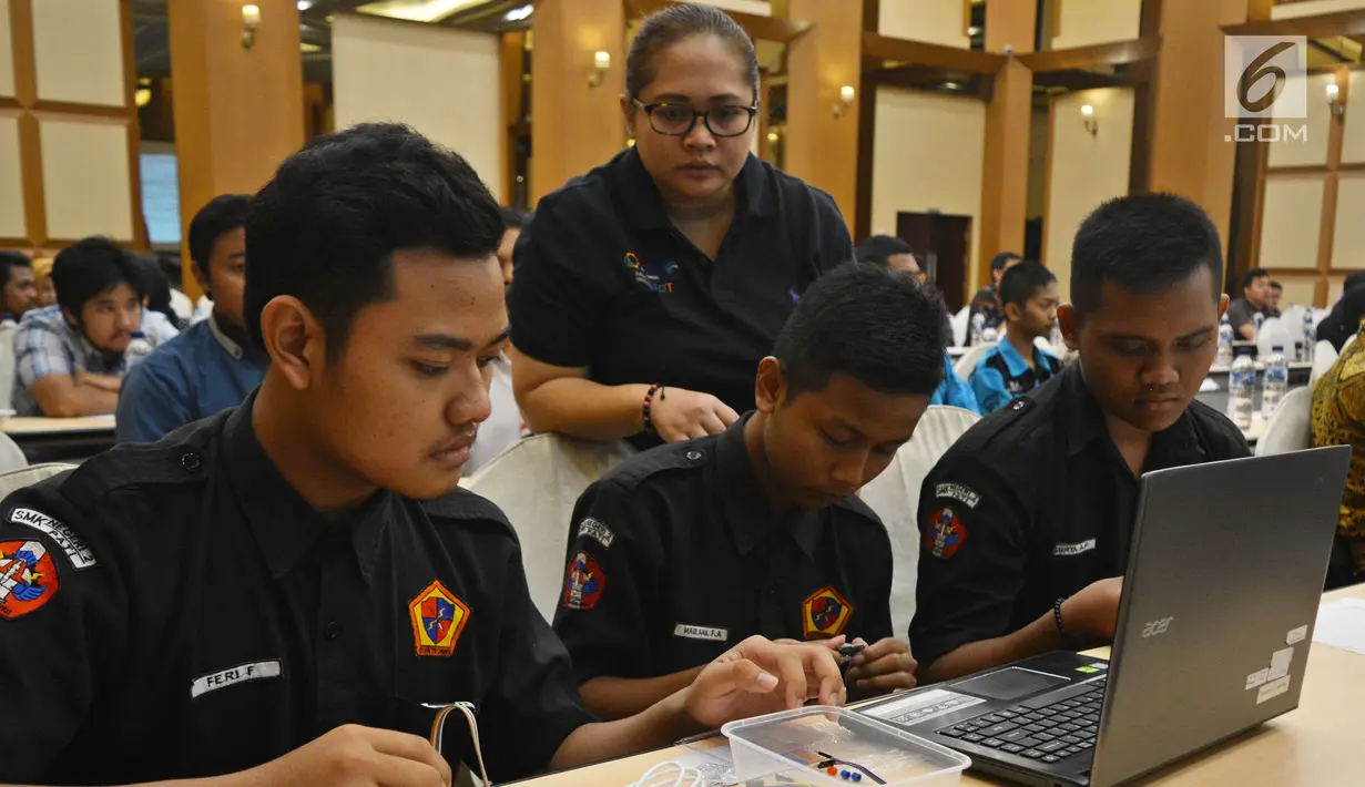 Sekjen Asosiasi Internet of Thing (IoT) Indonesia Fita Indah Maulani melihat perwakilan peserta Hands on Workshop IoT Makers Creation, di Semarang, Jawa Tengah, Kamis (1/8/2019). Kegiatan tersebut bertujuan untuk membuat solusi IoT di berbagai bidang yang diikuti 34 tim. (Liputan6.com/HO/Ady)