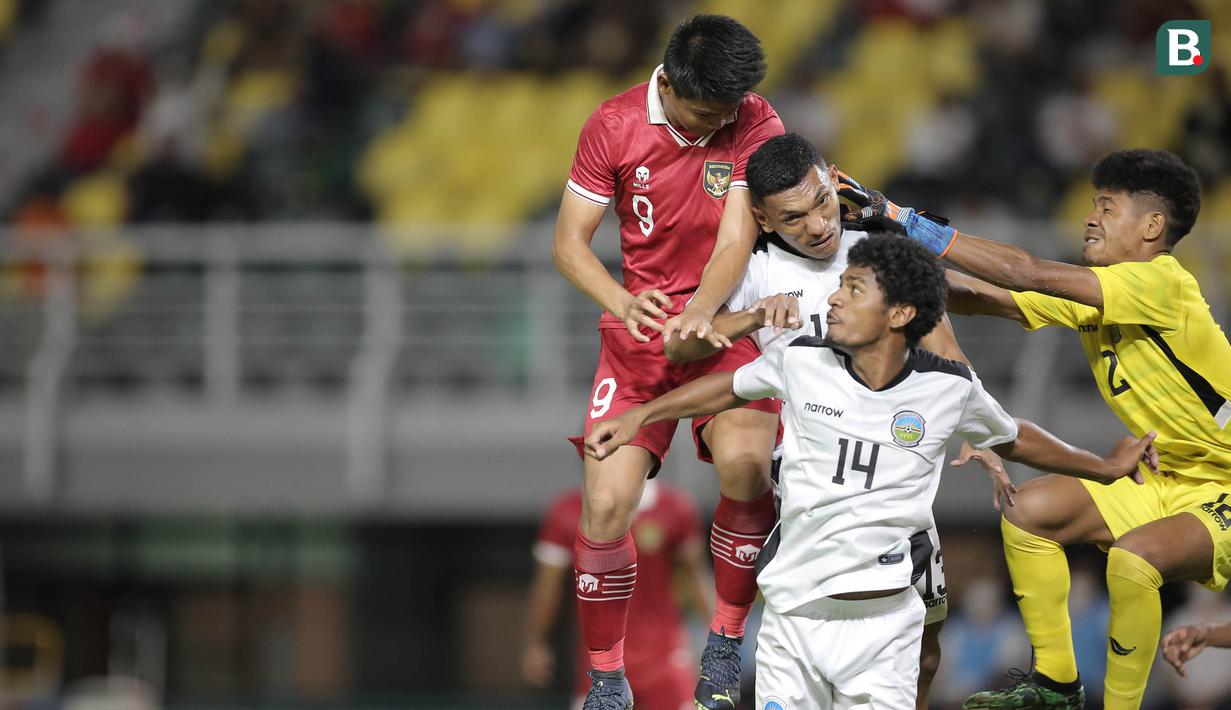 Laga babak kedua baru berjalan empat menit, Hokky Caraka mencetak hattrick bagi Timnas Indonesia U-20. Lagi-lagi ketajaman tandukan kepalanya menaklukkan kiper Timor Leste. Kali ini umpan dikirimkan oleh Robi Darwis dari sektor kiri pertahanan Timor Leste. (Bola.com/Ikhwan Yanuar)