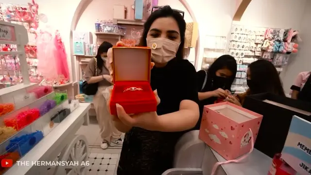 Cucu Pertama Lahir, Ini 6 Potret Ashanty Beri Hadiah Perhiasan Mewah untuk Baby A