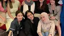 Tidak hanya itu saja, artis lain juga berdandan tak kalah cantik. Seperti yang terlihat jelas pada penampilan Ririn Ekawati, Olla Ramlan, Titi Kamal, dan lainnya. Dalam perkumpulan ini, Aurel pun menjadi anggota termuda.(Liputan6.com/IG/@ririnekawati)