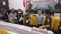 Hasil lelang alat berat dan ratusan ton nikel, dilakukan jajaran Kejati Sultra dan Kejagung, bernilai ratusan juta rupiah.(Liputan6.com/Ahmad Akbar Fua)