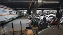 Kendaraan menunggu kereta melintas di kawasan Tanjung Barat, Jakarta, Rabu (8/3). Dirjen Perkeretaapian Kemenhub berkoordinasi dengan Pemprov DKI dan Polda Metro Jaya akan menutup empat perlintasan sebidang, Mei 2017. (Liputan6.com/Immanuel Antonius)