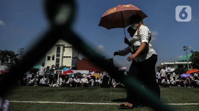 Berdasarkan pengalaman Pemilu 2019 terdapat 31 orang petugas KPPS yang meninggal di DKI Jakarta dan 12 orang di antaranya di Jakarta Barat karena sakit jantung, kelelahan, dan hipertensi. (Liputan6.com/Angga Yuniar)