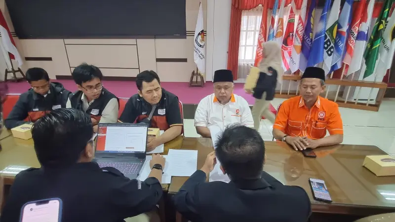 PKS Jatim mendatangi KPUD Jawa Timur untuk menyerahkan berkas perbaikan Pendaftaran Bakal Calon Anggota Dewan (BCAD). (Istimewa).