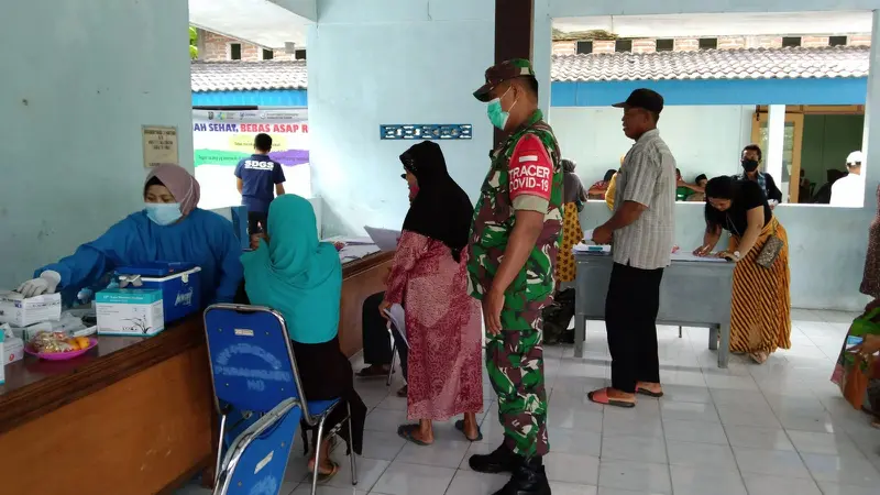 Anggota ketika melakukan monitoring pelaksanaan vaksinasi dalam rangka memberikan rasa aman. (Liputan6.com/Ahmad Adirin)