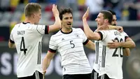 Para pemain Jerman merayakan gol pertama ke gawang Latvia yang dicetak bek Robin Gosens (kanan) dalam laga uji coba menjelang Euro 2020 (Euro 2021) di Merkur Spiel Arena, Duesseldorf, Senin (7/6/2021). Jerman menang 7-1 atas Latvia. (AP/Martin Meissner)