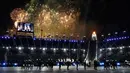 Boyband EXO memeriahkan upacara penutupan Olimpiade Musim Dingin 2018 di Pyeongchang, Korea Selatan, Minggu (25/2). Dipadu dengan indahnya kembang api menambah meriahnya malam penutupan Olimpiade PyeongChang itu. (AP Photo/Charlie Riedel)