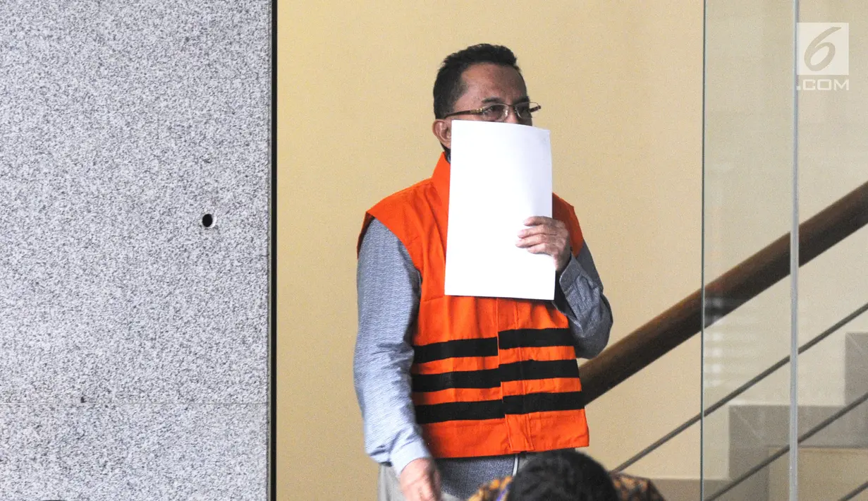 Anggota DPRD Sumatera Utara, Arifin Nainggolan usai menjalani pemeriksaan di Gedung KPK, Jakarta, Senin (16/7). KPK resmi menahan Arifin Nainggolan. (Merdeka.com/Dwi Narwoko)