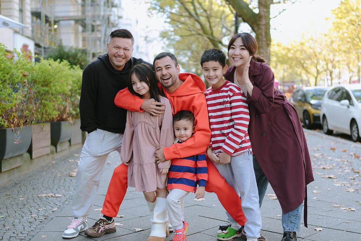 7 Potret Keluarga Raffi Ahmad dan Gading Marten Kumpul di Jerman, Vibesnya bak Foto Bareng Besan