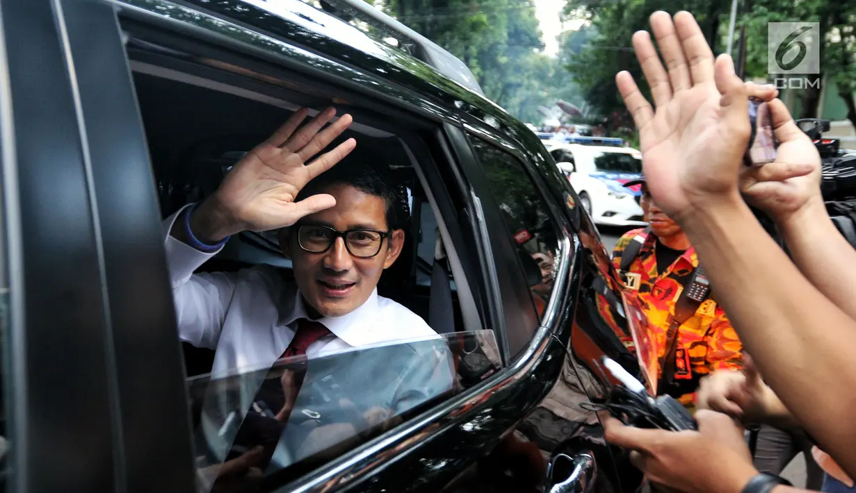 Cawapres nomor urut 02 Sandiaga Uno meninggalkan Rumah Kertanegara menuju lokasi debat Pilpres, Jakarta, Kamis (17/1). Prabowo dan Sandiaga Uno mengaku telah meminta restu kepada orang tercinta. (Liputan6.com/JohanTallo)