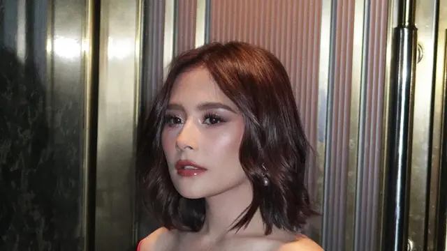 Pesona Lady in Red Prilly Latuconsina dalam Balutan Dress Merah Metalik, Futuristik dan Elegan