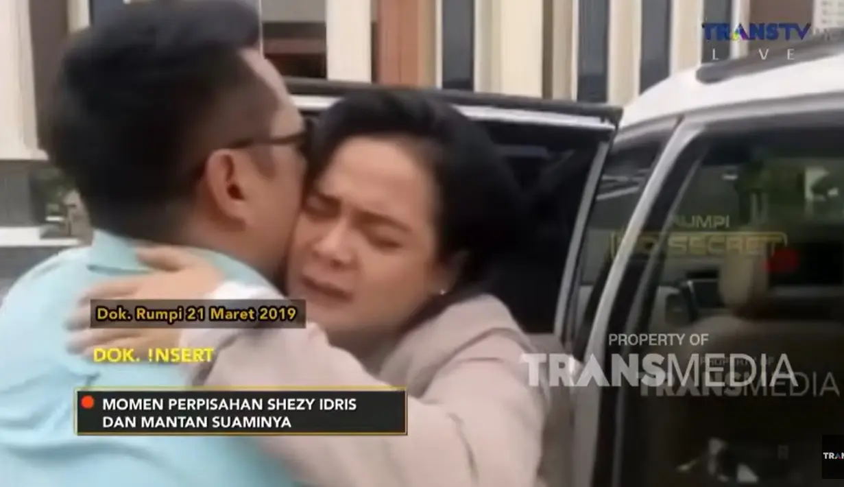 Pemeran Bu Endang itu resmi cerai dengan Krishna Adhyata Pratama tahun 2019 silam. Hingga kini, pemeran dalam film London Virginia itu masih sendiri. Sedangkan mantan suaminya sudah menikah lagi. [Youtube/TRANS TV Official]