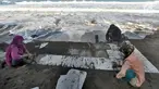 Warga mengambil sisa keramik dari sebuah bangunan permanen yang hancur akibat terjangan ombak pasang di Karanghawu, Pelabuhan Ratu, Sukabumi (29/7). Gelombang pasang selama beberapa hari ini menyebabkan puluhan bangunan hancur. (Merdeka.com/Arie Basuki)