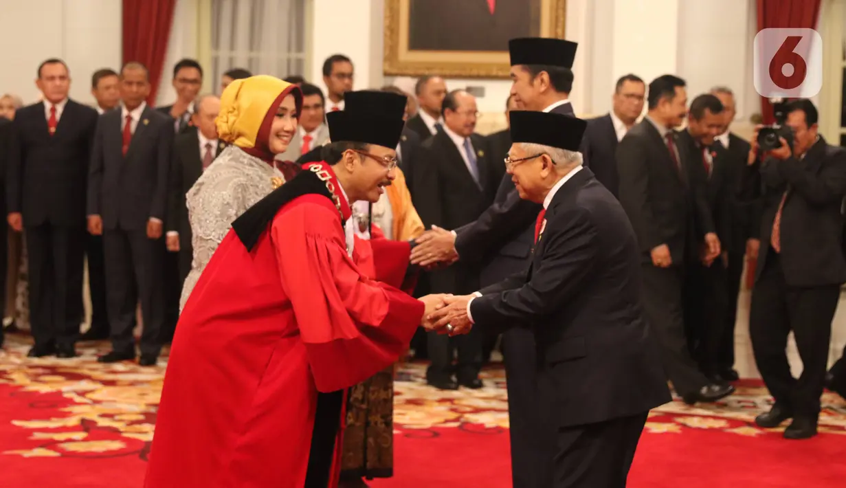 Presiden Joko Widodo dan Wapres Ma'ruf Amin memberikan ucapan selamat kepada Hakim Mahkamah Konstitusi (MK),  Suhartoyo dan Daniel Yusmic Pancastaki usai pelantikan di Istana Negara, Jakarta, Selasa (7/1/2020). Keduanya bertugas dengan masa jabatan lima tahun ke depan. (Liputan6.com/Angga Yuniar)