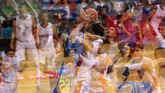 Para Pemain Satria Muda dan Garuda Bandung berebut bola pada  perempat final Playoffs Indonesia  Basket League (IBL) di Britama Arena, Jakarta, Selasa (17/5/2016). (Bola.com/Nicklas Hanoatubun)