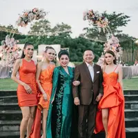 Lihat tampilan keluarga suami Jessica Mila, dari mertua sampai kakak iparnya di acara after-party di Bali