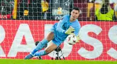 Kiper Lille, Berke Ozer, berhasil menghalau tendangan penalti AS Roma pada matchday kedua Liga Europa di Stadion Olimpico, Roma, Kamis (2/10/2025) malam WIB. (AP Photo/Andrew Medichini)