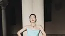 Gianna Jun tampil sleek dengan strapless dress baby blue yang manis. Dipadu dengan perhiasan Wave Illusion. [Piaget]