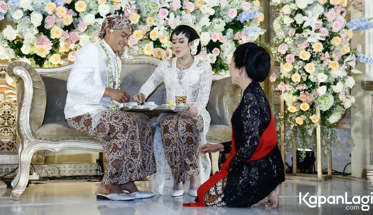 Untuk mempersunting Shinta, Indra memberikan mas kawin berupa uang dan loggam mulia. Indra memberikan uang tunai susuai dengan tanggal akad nikah mereka, 12 Maret 2023. [Foto: KapanLagi.com/Bayu Herdianto]