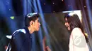 Aliando Syarief dan Prilly Latuconsina tampil serasi bak sepasang kekasih di malam Grand Final Ganteng Ganteng Serigala (GGS) Mencari Bintang di Studio Emtek, Jakarta, Rabu (15/4/2015). (Liputan6.com/Faisal R Syam)