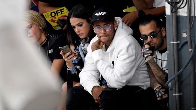 Neymar dan Dani Alves Tampil Modis di Paris Fashion Week