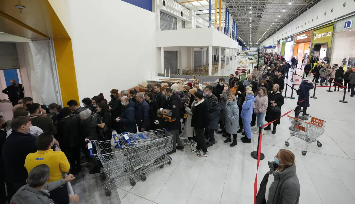 Orang-orang menunggu dalam antrean untuk memasuki toko IKEA di pinggiran St. Petersburg, Kamis (3/3/2022). Peritel IKEA menghentikan operasional di "Negeri Beruang Merah" dan Belarusia untuk sementara waktu mulai Jumat, 4 Maret 2022 buntut dari invasi Rusia ke Ukraina. (AP Photo/Dmitri Lovetsky)