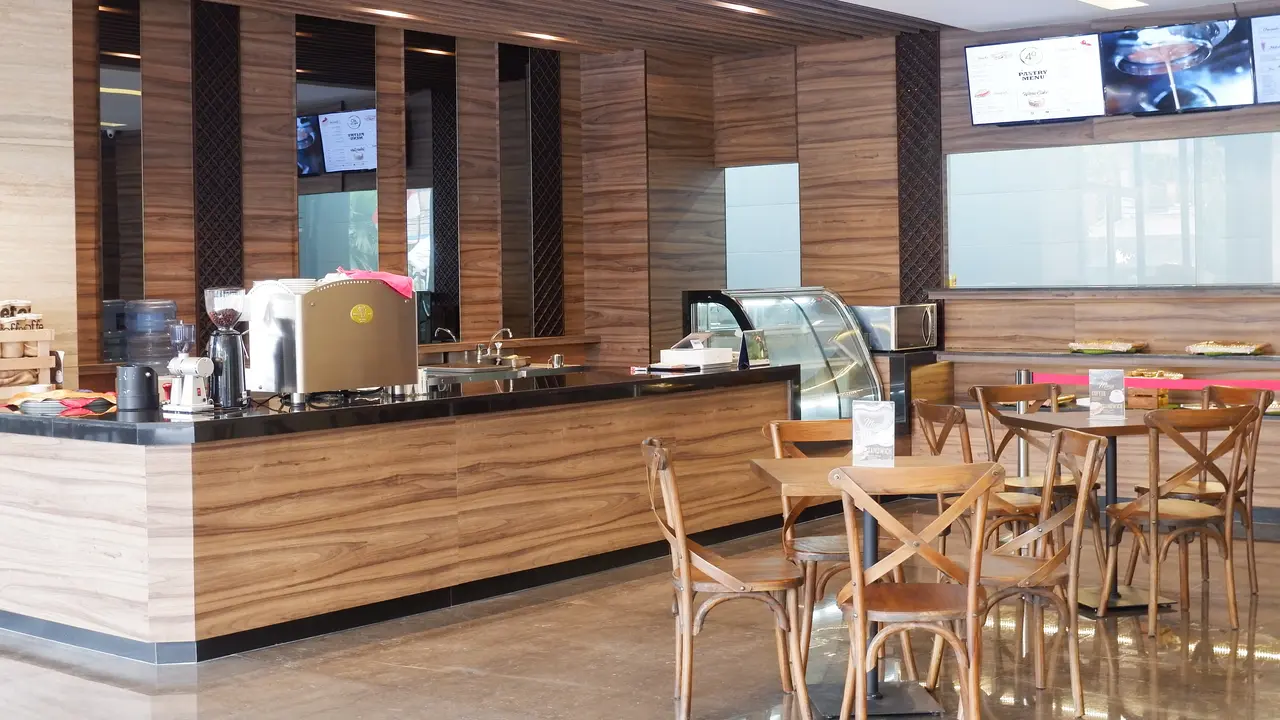 Konsep Unik Kedai Kopi dengan Sajian Italia di Semarang